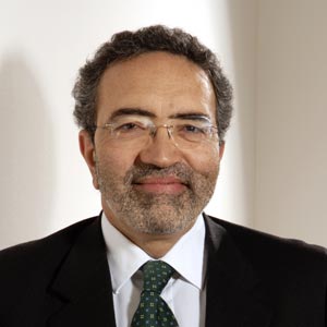 <span>Salvatore Patti</span><p>s.patti@pactumitalia.com </p><p>Professore ordinario di Diritto Privato all'Università La Sapienza di Roma. È stato visiting professor presso le università di Stanford, Yale, Zurigo, Friburgo e Bochum. Avvocato abilitato in Italia e in Germania è inoltre direttore o co-editore di numerose riviste giuridiche. Relatore In oltre duecento convegni nazionali e internazionali, è autore di circa quattrocento pubblicazioni ed è membro, tra l'altro, della Academy of Comparative Law, della Gesellschaft für Rechtsvergleichung e dell'Association Henri Capitant. Nel 1978 è stato nominato 'Cavaliere della Repubblica Italiana' per meriti scientifici. Nel 2002 gli è stata conferita la Croce al Merito di I classe della Repubblica Federale di Germania. Svolge la funzione di arbitro in arbitrati nazionali e internazionali.</p>